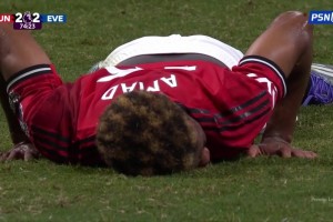 倒霉！阿瑪?shù)陆鈬鷵糁泻Ｎ钠で蚋Z入自家球門(mén)！