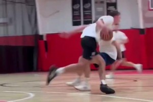 這持球真能練出來吧弗拉格訓(xùn)練將對(duì)手晃倒在地，順勢(shì)飛身暴扣