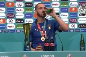 太搞了！名場(chǎng)面：意大利奪冠，博努奇發(fā)布會(huì)狂喝啤酒和可樂(lè)！