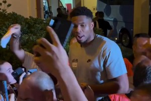 能否出戰(zhàn)歐錦賽熱身賽字母哥已經(jīng)帶領(lǐng)希臘男籃抵達(dá)下榻酒店