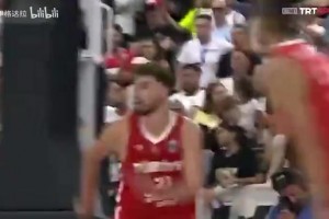 這還是你嗎？申京絲滑轉(zhuǎn)身后直殺籃下殘暴扣籃！