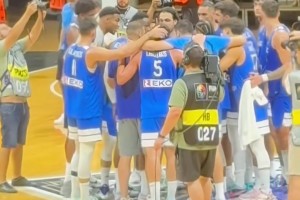 這下可真重??！字母哥賽前一巴掌呼了隊友的后腦勺