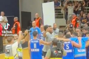 下手這么重！賽前加油階段，字母哥猛擊希臘隊友的后腦勺