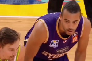 可惜啊！球迷前方拍攝：趙睿關(guān)鍵兩罰全中，胡明軒三分就短一點