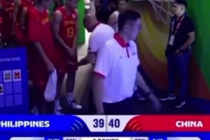 很激動(dòng)！對(duì)陣菲律賓時(shí)喬帥攔住小崔示范動(dòng)作 其他人若無其事經(jīng)過