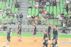 逆天手感！東契奇logo處隨手扔出高出天際的弧度打板命中