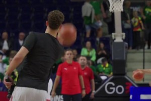 申老師這手活！申京熱身賽賽前保齡球姿勢隨手一撩命中三分