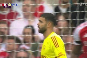 反應是真快?。∷固佤斠量私嚯x頭球攻門，拉亞神撲化險！