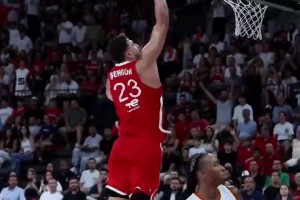 又進化了？申京熱身賽先封蓋對手三分 隨后送上反擊暴扣