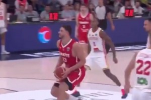 狀態(tài)爆表！申京熱身賽對陣黑山的兩記炸裂突破暴扣