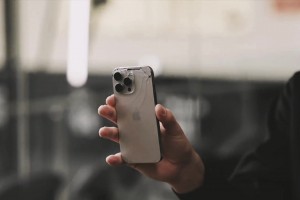 俠蜜的心碎時(shí)刻啊東契奇得知自己被交易，直接砸碎了手機(jī)……