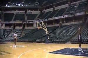 年輕時的保羅-喬治也很能跳啊，輕松飛躍2米18的希伯特單臂暴扣！