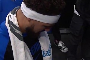 真愛賽后球迷曾拿勇士11號找克萊簽名，克萊果斷拿過來簽了