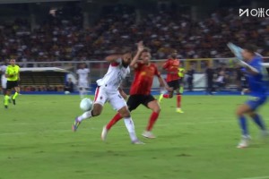 奇克禁區(qū)內(nèi)單刀被門將化解！慢鏡回放手球在先了！