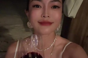 劉維偉糊涂??！劉維偉前妻曬照：和姐妹們?cè)隈R爾代夫過情人節(jié)~