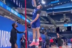 天賦如何？狀元弗拉格此前聯(lián)合試訓(xùn)垂直彈跳測試結(jié)果：90厘米！