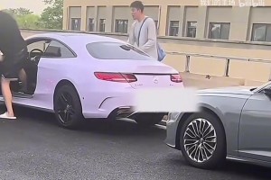 都是老朋友了！王哲林親自接張鎮(zhèn)麟，只是這車屬實有點小！