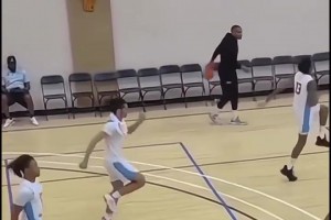 粉絲模仿歐文上籃，好像沒毛病