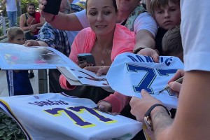 優(yōu)質(zhì)偶像??場外大批球迷捧獨(dú)行俠、湖人球衣，東契奇一一簽名