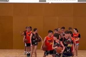 喬丹還是贏了老詹！NBA超巨2選1，看看孩子們都怎么選