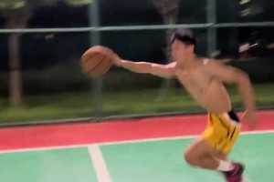 中國字母哥？一位小哥上演大三部從三分線跳到內線暴扣好戲！