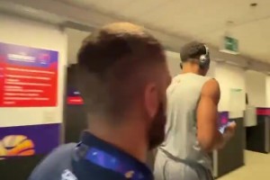 這糟糕的姿勢……名場面：字母哥慘遭意大利主教練強吻！