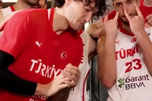 申京三雙率隊殺進半決賽 土耳其隊長奧斯曼笑嘻嘻給對陣圖貼隊標