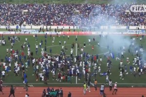 人口60萬的佛得角距離首次晉級世界杯一步之遙,球迷沖入球場慶祝