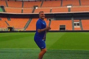 老同志賽前要做好熱身！維耶里這個歲數(shù)膝蓋還是可以的