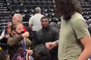 他真的我哭死小球迷此前拿出追夢踢蛋照，亞當斯竟照簽不誤！