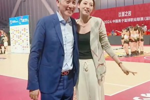 又一個(gè)岳父大人！此前深圳主帥鄭永剛被高顏值女兒拉住在場(chǎng)邊合影