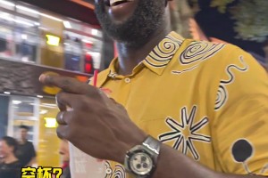 陽(yáng)光大男孩！追夢(mèng)格林帶著老婆夜游衢州古城 邊逛邊吃蜜雪冰城