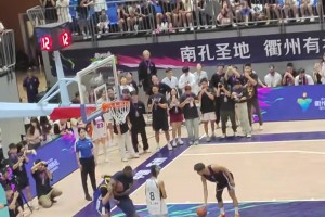 笑死！程鑫凱穿了件普爾球衣，追夢(mèng)直接對(duì)其上演鎖喉！