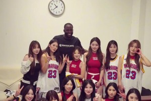 喜歡哪個(gè)哈！追夢(mèng)-格林中國行和一群女粉絲合影留念~