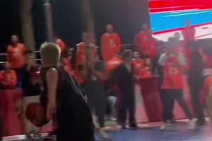 追夢(mèng)為徐靜雨送出絲滑妙傳！但徐靜雨被鎮(zhèn)守籃下的郭艾倫大帽！