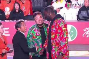 這個(gè)體型差絕了！宋小寶是不是在對(duì)追夢(mèng)說(shuō)：你個(gè)損色~！