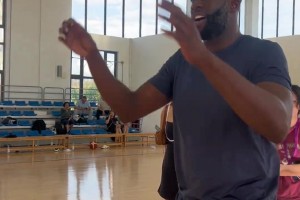 追夢(mèng)認(rèn)真指導(dǎo)小球員訓(xùn)練，這才是中國(guó)行的意義啊