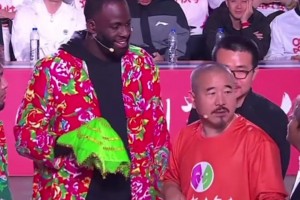 宋小寶、王小利與NBA巨星格林同框，二人現(xiàn)場教格林學唱二人轉(zhuǎn)！