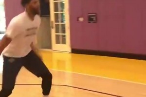 那時候的體型多好！6年前濃眉剛加盟湖人時，在訓(xùn)練館里秀運球