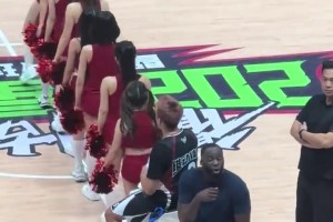 身旁有啦啦隊(duì)美女熱舞，追夢(mèng)卻不為所動(dòng)，和身后觀眾battle