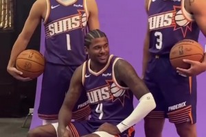 小子挺有地位啊！杰倫-格林坐在C位 布克和狄龍分列左右