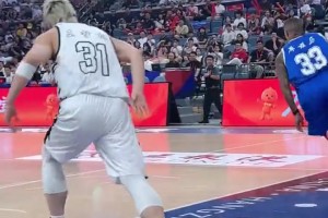 笑死！王哲林面對庫茲馬，居然敢這么上籃，被無情扇飛！