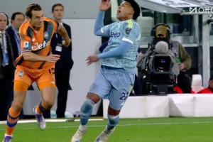 尤文多打一人！德容恩放倒麥肯尼！兩黃變一紅離場！