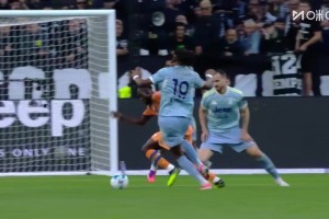 尤文丟球！阿季奇?zhèn)髑虮粩啵√K萊馬納連續(xù)虛晃抽射遠角破門！