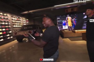 擱家開商場(chǎng)呢？布克車庫(kù)墻上滿是球衣球鞋珍藏！甲亢哥看傻了都！