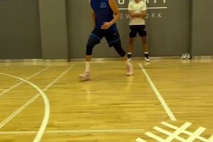 這個(gè)造型顯得年輕多了！克萊在紐約最新個(gè)人訓(xùn)練