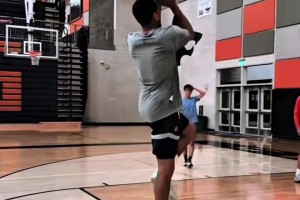 布克不是說(shuō)下個(gè)科比嗎？楊毅：他沒有科比的身體素質(zhì)和強(qiáng)硬的球風(fēng)