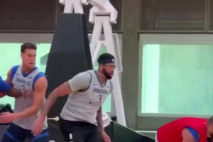 歐文在訓練營期因濃眉怒帽隊友而興奮不已！