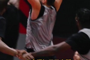 較上勁了哈！申京訓(xùn)練中隔扣亞當(dāng)斯 海王第二天馬上隔扣回來~