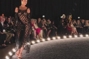 肯豆這裙子也太性感了吧！布克現(xiàn)在估計(jì)在家拍大腿了！